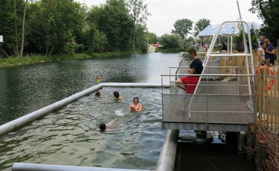 Les premiers baigneurs du mois de juillet profitent de l’eau du Clain - © Marie-Laure Aveline