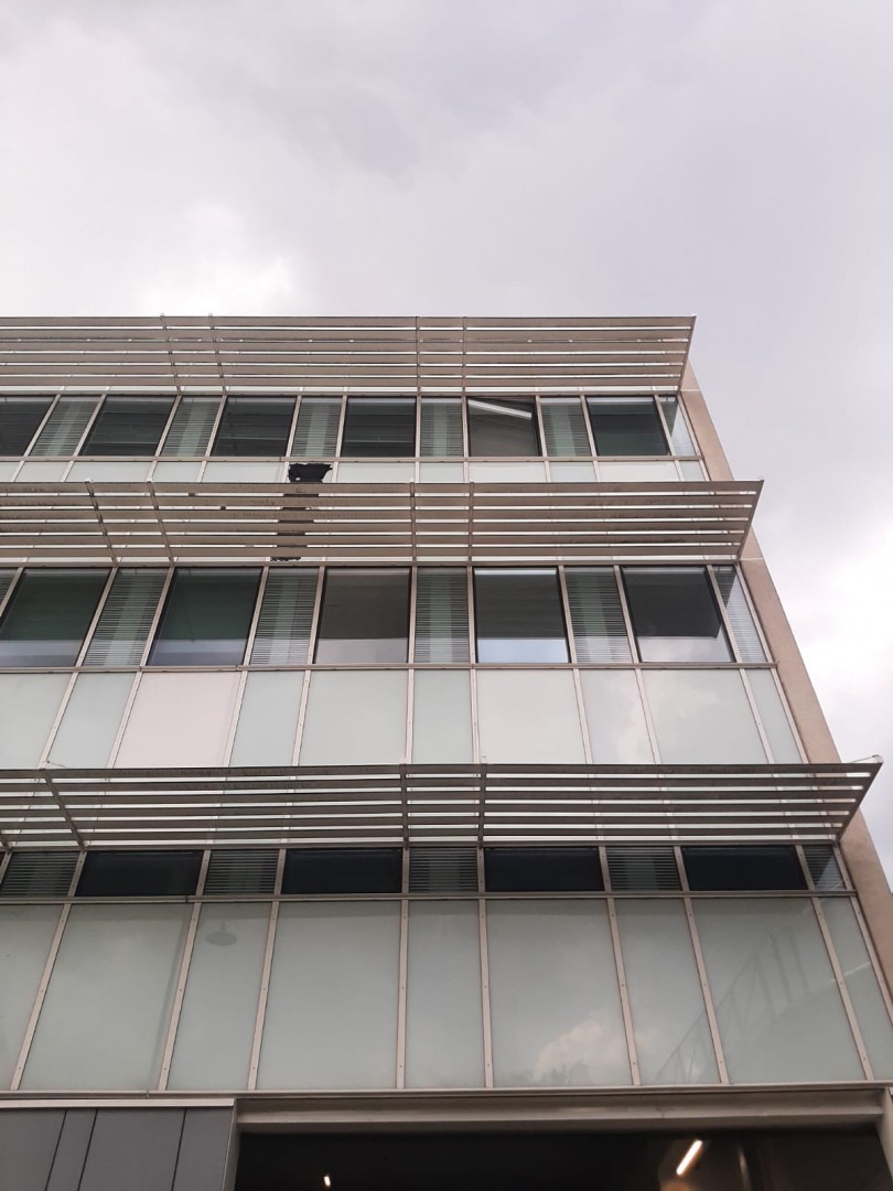 Le brisesoleil fixe une protection contre le soleil et la chaleur — free download