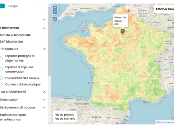 Photo en contre-plongée d’un bâtiment en béton beige sous un ciel nuageux