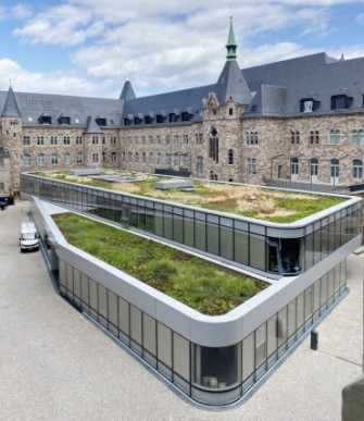 bâtiment gothique et bâtiment moderne