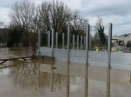 Installer des batardeaux et des barrières anti-inondations